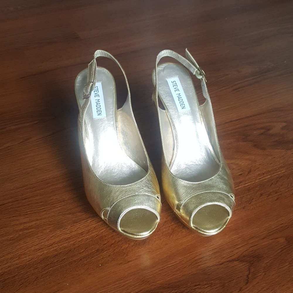 Gold Pumps - Picture 2 of 8